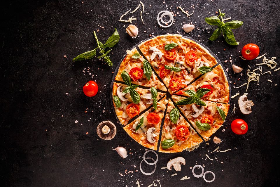 Surprenez vos convives avec un pizza traiteur à domicile : convivialité garantie !