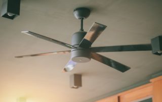 Quel type de ventilateur choisir pour une chambre à coucher l'été ?