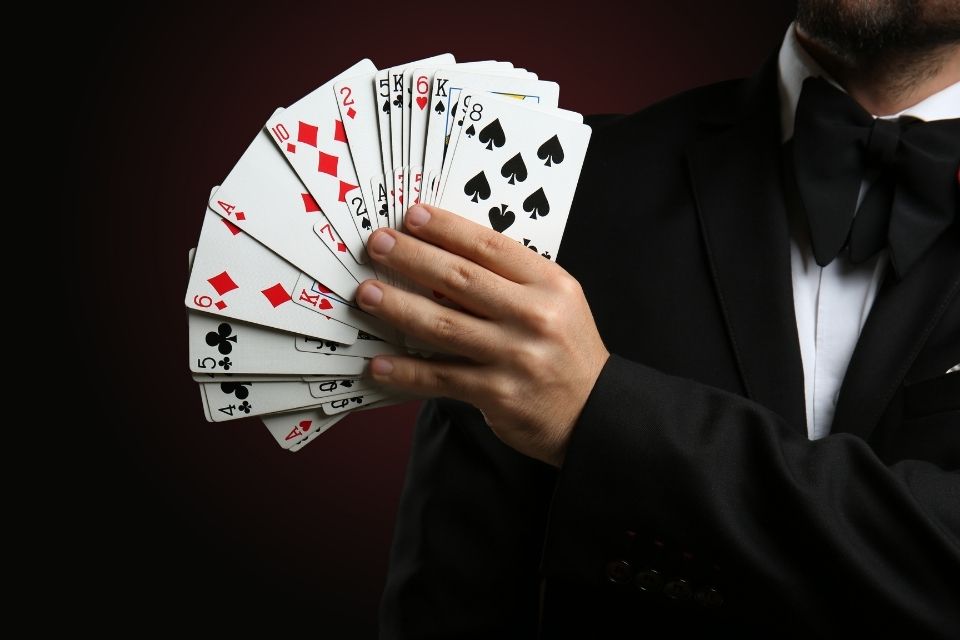 Magicien mentaliste pour entreprise : de l’illusion à l’impact collectif !