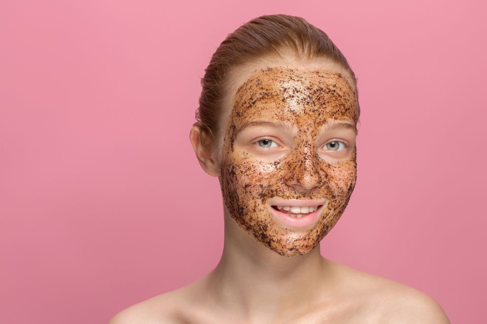 Gommage vs exfoliation enzymatique : lequel choisir ?