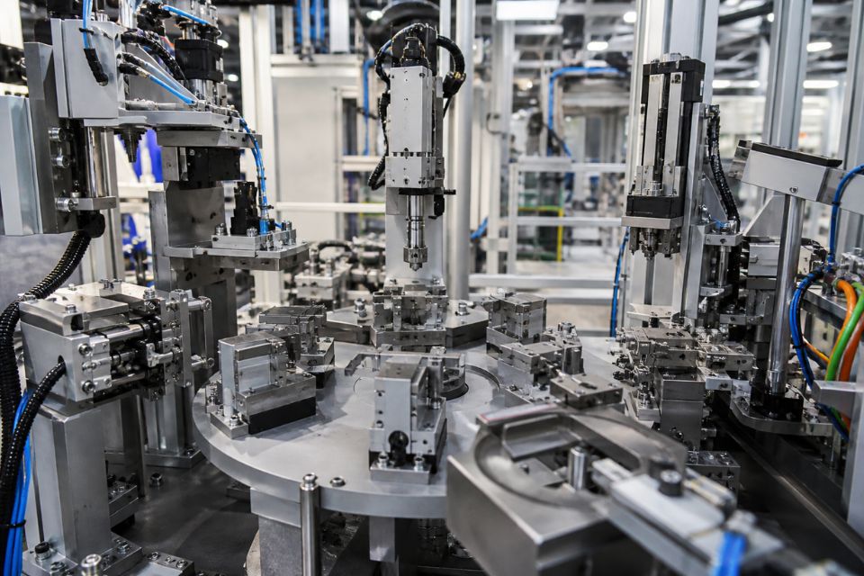 Machine spéciale d’assemblage : dans quels cas devient-elle indispensable ?